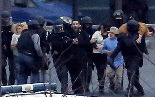 Đây là chiến dịch với quy mô lớn chưa từng có của cảnh sát Pháp nhằm chống lại mối đe dọa lớn nhất đối với an ninh của quốc gia này trong suốt nhiều thập kỷ qua - Ảnh: Reuters.<br>