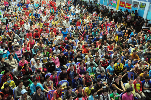 Công nhân công ty Pouyuen dự đối thoại với Thứ trưởng Bộ Lao động, Thương binh và Xã hội về chính sách bảo hiểm xã hội - Ảnh: VnExpress.