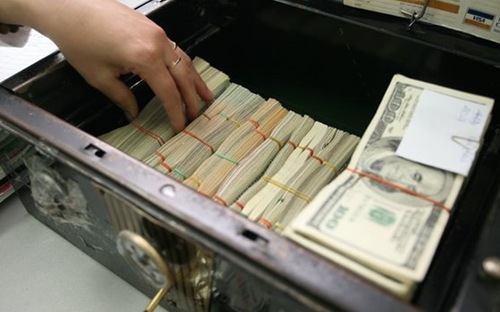 Hiện tại, người nước ngoài không được phép gửi tiền tiết kiệm bằng ngoại tệ tiền mặt tại Việt Nam.<br>