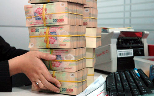 Trần lãi suất huy động VND các kỳ hạn từ 1 tháng đến dưới 6 tháng giảm từ 6%/năm xuống còn 5,5%/năm.