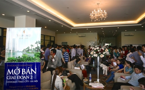 Thống kê từ sàn giao dịch bất động sản Vincom - Times City cho biết 
chính xác 585 căn hộ đã được giao dịch thành công trong 48 giờ mở bán 
đầu tiên.