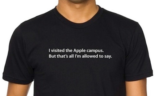 Một chiếc áo phông bán tại cửa hàng lưu niệm của Apple với hàng chữ: "Tôi đã đến thăm trụ sở Apple. Nhưng đó là tất cả những gì tôi được phép nói".<br>