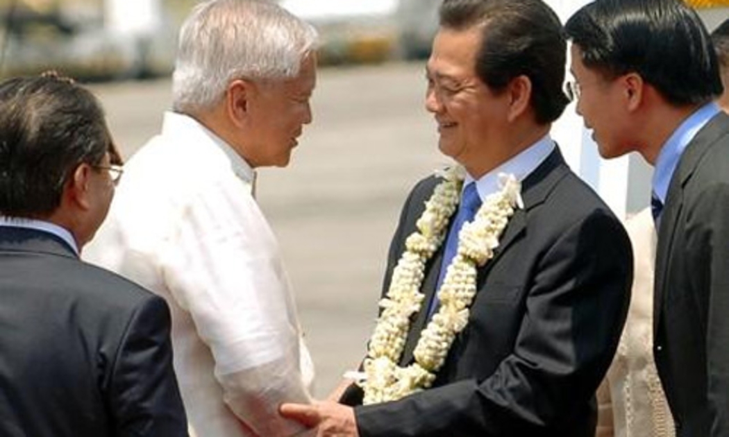 Ngoại trưởng Philippinnes Albert F. Del Rosario ra sân bay Villamor đón Thủ tướng Nguyễn Tấn Dũng và đoàn đại biểu Việt Nam - Ảnh VGP/Nhật Bắc.