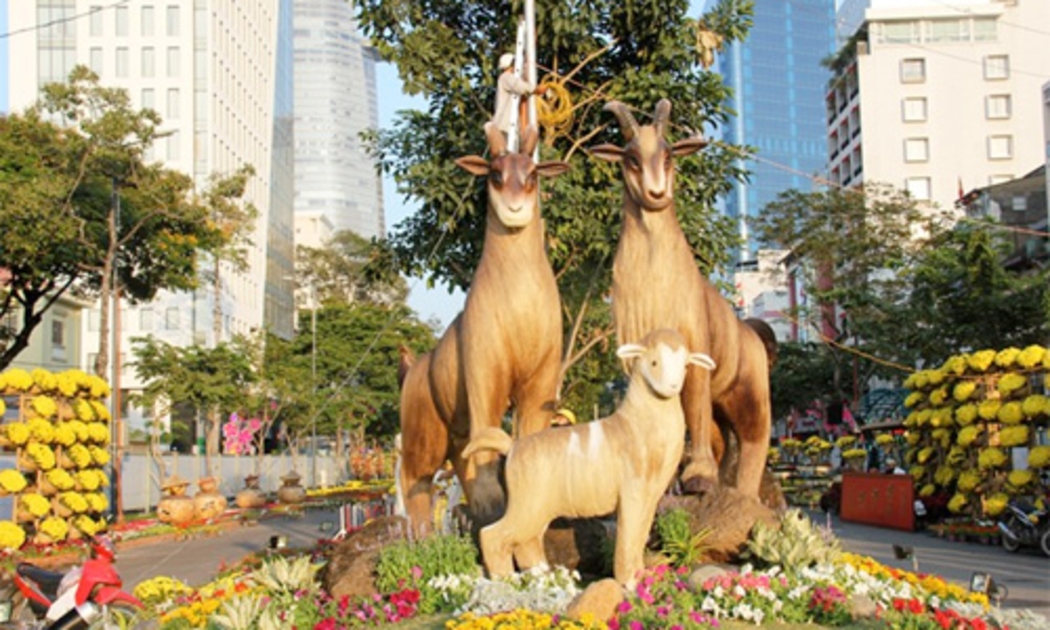 Đường hoa Tết Ất Mùi năm 2015 trên đường Hàm Nghi, Tp.HCM - Ảnh: Vũ Sơn.<br>