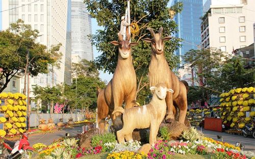 Đường hoa Tết Ất Mùi năm 2015 trên đường Hàm Nghi, Tp.HCM - Ảnh: Vũ Sơn.<br>