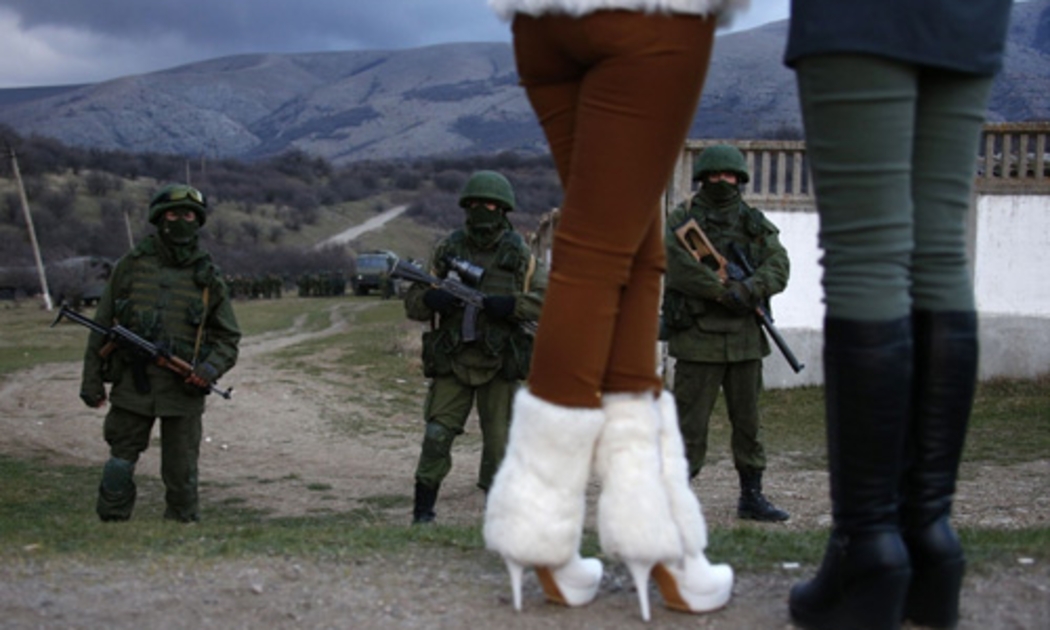  Lực lượng vũ trang không rõ danh tính vẫn đang hiện diện trên lãnh thổ Ukraine - Ảnh: Reuters.<br>