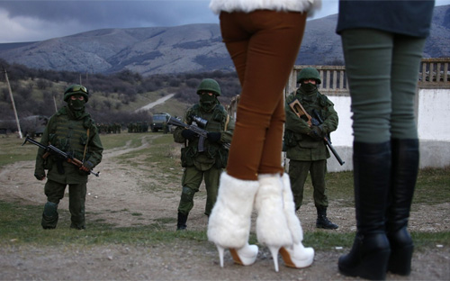  Lực lượng vũ trang không rõ danh tính vẫn đang hiện diện trên lãnh thổ Ukraine - Ảnh: Reuters.<br>