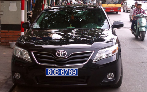 Các tổ chức, đơn vị và cá nhân cán bộ, công viên chức phải công khai phương tiện đi lại trong cơ quan mình.<br>