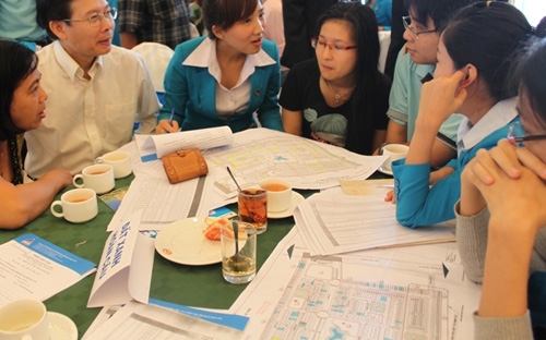 Nhiều ý kiến nhấn mạnh sự cần thiết quản chặt hơn hoạt động môi giới bất động sản.