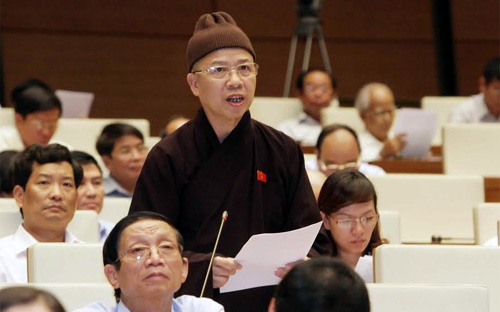 Đại biểu Thích Thanh Quyết nhìn nhận việc Trung Quốc đẩy mạnh việc xây dựng bồi đắp các đảo nhân tạo trên quần đảo Trường Sa của Việt Nam là bước leo thang hết sức nguy hiểm và nghiêm trọng.