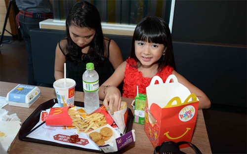  Trong 24 giờ hoạt động đầu tiên, cửa hiệu tiên phong của McDonald’s tại Việt Nam phục vụ 22.500 khách hàng - Ảnh: Thanh Niên.<br>