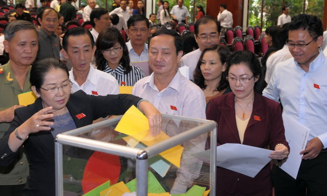 Ở phiên họp sáng 21/2 của Ủy ban Thường vụ Quốc hội, Ban Công tác đại 
biểu đã đề xuất quy trình báo cáo Quốc hội quyết định chủ trương dừng 
việc thực hiện lấy phiếu tín nhiệm, bỏ phiếu tín nhiêm tại kỳ họp đầu 
năm 2014 gồm hai bước.<br>