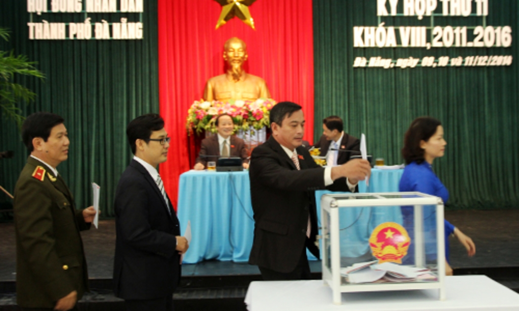 Các đại biểu Hội đồng Nhân dân thành phố Đà Nẵng bỏ phiếu tín nhiệm - Ảnh: Nguyễn Đông/VnExpress.