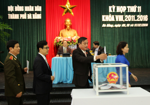 Các đại biểu Hội đồng Nhân dân thành phố Đà Nẵng bỏ phiếu tín nhiệm - Ảnh: Nguyễn Đông/VnExpress.