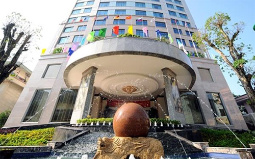 Phía trước một khách sạn trong hệ thống Mường Thanh. Khách sạn đầu tiên trong chuỗi này chính thức xuất hiện vào năm 1997. Từ đó đến nay, Mường Thanh đã lặng lẽ triển khai đầu tư, đưa tới con số 39 khách sạn bây giờ.<br>