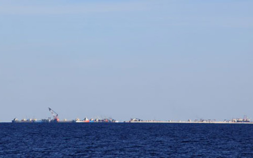 Các tàu nạo vét, vận tải cỡ lớn của Trung Quốc đang tập trung xây dựng tại khu vực đá Xu Bi, thuộc quần đảo Trường Sa của Việt Nam - Ảnh: Thanh Niên.<br>