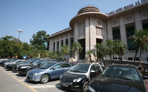 Ngân hàng Nhà nước đang tiếp tục tiến hành tái cơ cấu các tổ chức tín dụng, sau khi đã triển khai đối với 9 đơn vị trong đợt 1.<br>