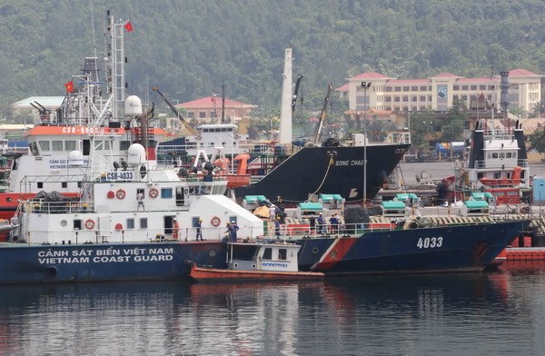 <span>Hai tàu cảnh sát biển 2012 và 4033 của Việt Nam, bị hư hại do tàu 
Trung Quốc đâm vào trên vùng biển Hoàng Sa của Việt Nam, đã được các kỹ 
sư, công nhân của Tổng công ty Sông Thu (Bộ Quốc phòng) hoàn thành việc 
khắc phục, sửa chữa các hư hại, sẵn sàng lên đường làm nhiệm vụ - Ảnh: 
Trần Lê Lâm/TTXVN.</span>