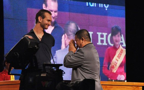 Nick Vujicic và ông Lê Phước Vũ - Ảnh: VnExpress.