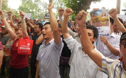 Người dân hô vang các khẩu hiệu khẳng định chủ quyền trước tòa đại sứ Trung Quốc - Ảnh: BBC.<br>