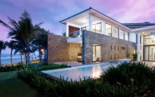 Đại diện Vingroup lý giải, điểm khác biệt của Vinpearl Premium so với hai dòng thương hiệu đã có Vinpearl Resort và Vinpearl Luxury là sự kết hợp “hai trong một” trong cùng một quần thể: khách sạn 5 sao với biệt thự nghỉ dưỡng cao cấp - bán và cho thuê dài hạn. <br>