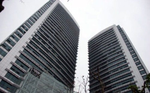 Theo đề án tái cơ cấu tập đoàn giai đoạn 2012 - 2015, EVN sẽ phải thực hiện thoái vốn và giảm vốn tại 7 công ty cổ phần. Trong ảnh là toà tháp đôi của EVN.<br>