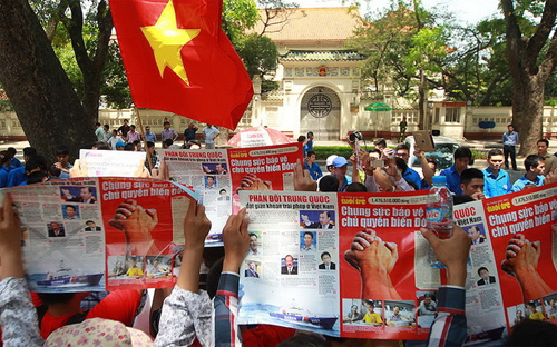 Người dân Hà Nội hô khẩu hiệu phản đối Trung Quốc xâm phạm chủ quyền Việt Nam, sáng 11/5 - Ảnh: Tuổi Trẻ.<br>