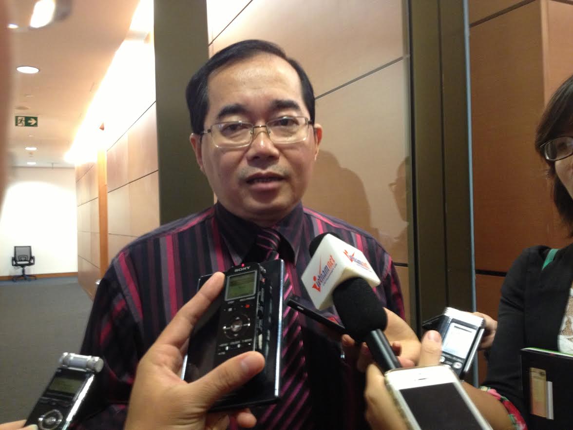 Đại biểu Hoàng Hữu Phước trả lời báo chí sáng 4/11 - Ảnh: T.H.