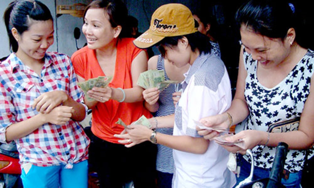 Nêu mức chênh lệch lương giữa cán bộ và nhân viên trong ngạch công chức là không quá 13 lần, đại biểu Nguyễn Văn Tiên gợi ý có thể nhích lên không quá 15 hoặc 20 lần cho chủ doanh nghiệp và công nhân - Ảnh: NLĐ.