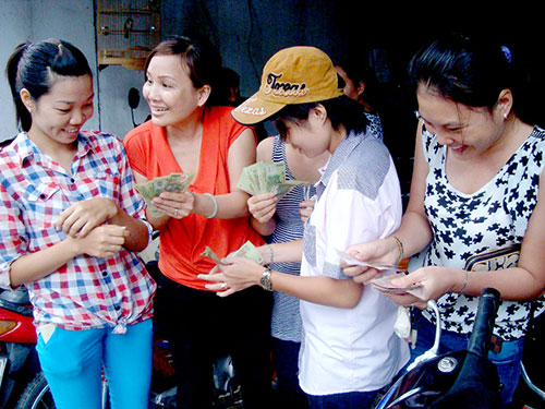 Nêu mức chênh lệch lương giữa cán bộ và nhân viên trong ngạch công chức là không quá 13 lần, đại biểu Nguyễn Văn Tiên gợi ý có thể nhích lên không quá 15 hoặc 20 lần cho chủ doanh nghiệp và công nhân - Ảnh: NLĐ.