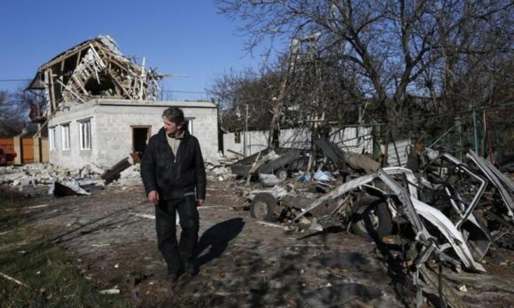 Một người đàn ông đi trong khung cảnh đổ nát tại Donetsk, Ukraine, ngày 6/11 - Ảnh: Reuters.<span style=