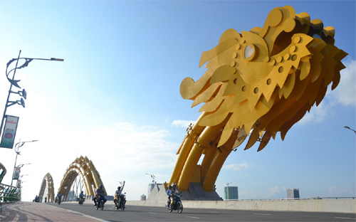 Cầu Rồng tại Đà Nẵng. 2015 được thành phố xác định là năm “Văn hóa văn minh đô thị” - Ảnh: MTG.<br>
