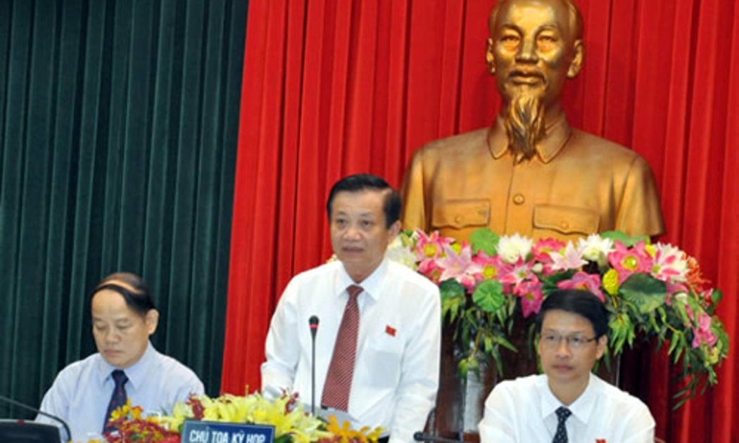 Ông Trần Thọ (người đứng), Bí thư Thành ủy, Chủ tịch Hội đồng Nhân dân thành phố Đà 
Nẵng nhấn mạnh là tại kỳ họp này Hội đồng Nhân dân sẽ thảo luận và thông
 qua nghị quyết phản đối Trung Quốc hạ đặt giàn khoan hải Dương 981 trái
 phép trong vùng đặc quyền kinh tế của Việt Nam.<br>