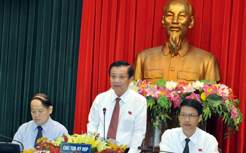 Ông Trần Thọ (người đứng), Bí thư Thành ủy, Chủ tịch Hội đồng Nhân dân thành phố Đà 
Nẵng nhấn mạnh là tại kỳ họp này Hội đồng Nhân dân sẽ thảo luận và thông
 qua nghị quyết phản đối Trung Quốc hạ đặt giàn khoan hải Dương 981 trái
 phép trong vùng đặc quyền kinh tế của Việt Nam.<br>