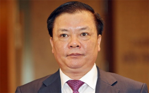 Với tấm bằng tốt nghiệp Học viện Tài chính, ông Dũng từng làm việc với tư cách là một kế toán cho doanh nghiệp đến quản lý tài chính ở Bộ Xây dựng. Ông cũng từng là chủ tịch rồi bí thư tỉnh thành, rồi từng là Tổng kiểm toán Nhà nước, trước khi ngồi ghế Bộ trưởng Tài chính - Ảnh: TT.