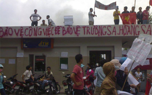 Sáng 14/5 tại khu công nghiệp VISIP 1 (Bình Dương), công nhân đã đứng dàn hàng bảo vệ công ty, bảo vệ miếng cơm manh áo của họ trước những kẻ quá khích - Ảnh: Thiên Định.<br>