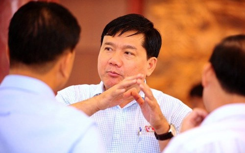 Bộ trưởng Bộ Giao thông Vận tải Đinh La Thăng (giữa) - Ảnh: Pháp luật Tp.HCM.