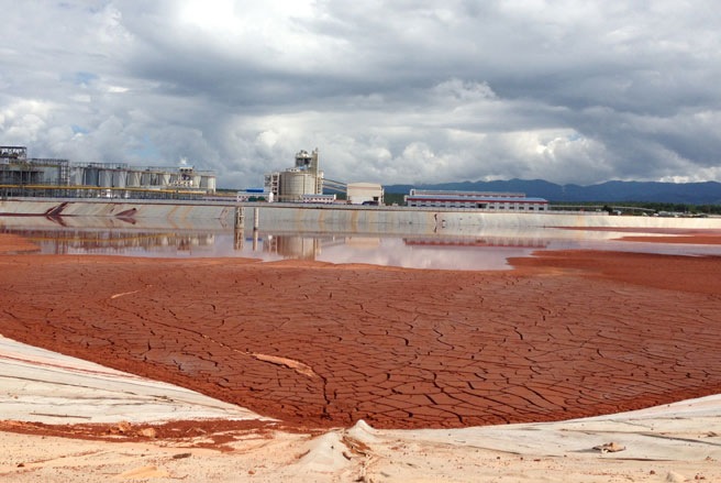 Hai dự án bauxite Tân Rai và Nhân Cơ đều là các dự án gây ra nhiều 
tranh cãi trong suốt thời gian qua về việc nên tiếp tục hay là nên dừng 
lại.