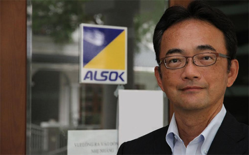 Giám đốc Công ty Tư vấn an ninh (ALSOK) của Nhật tại Việt Nam Adachi Mitsutaka. ALSOK được thành lập năm 1965, là công ty lớn nhất ở Nhật Bản trong lĩnh vực cảnh bị, vệ sĩ và bảo vệ an ninh.<br>