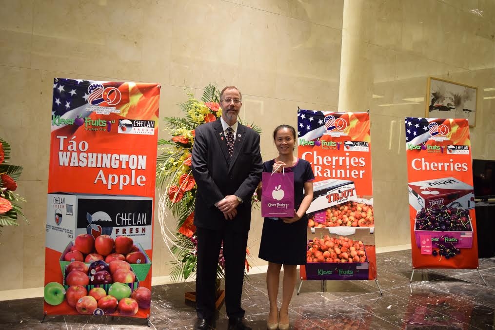 Ông Mark Dries, Tham tán Nông nghiệp Đại sứ quán Mỹ tại Việt Nam chụp ảnh lưu niệm với Klever Fruits trong lễ kỷ niệm 239 năm Quốc khánh Hoa Kỳ và 20 năm quan hệ ngoại giao Việt - Mỹ.<br>