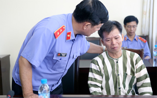 Vụ ông Nguyễn Thanh Chấn (bên phải) được minh oan vào năm 2013 sau 10 năm ngồi tù đã góp phần làm dấy lên dư luận đòi hỏi phải có các biện pháp ghi âm, ghi hình khi hỏi cung nghi can.<br>