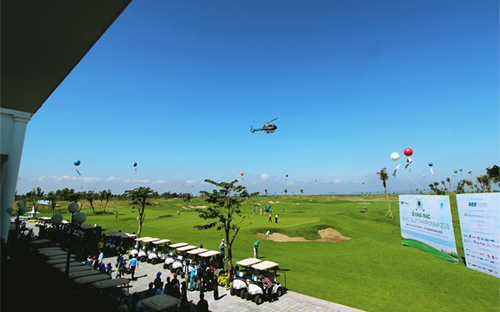 Vị trí tiếp giáp với cả sông và biển của sân FLC Samson Golf Links mang lại một cảm giác hết sức mới lạ và thú vị, nhưng lại tạo nên một thách thức rất lớn, bởi gió rất nhiều và khó đoán định.