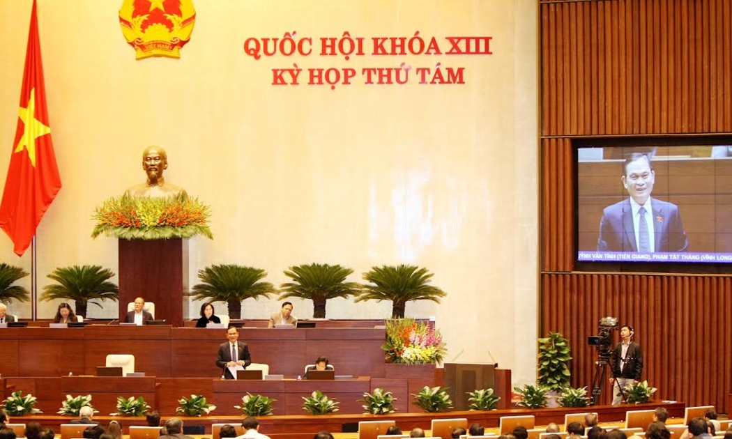 Câu hỏi có bao nhiêu công chức “sáng cắp ô đi tối cắp về” đã được đại biểu “truy” người đứng đầu ngành nội vụ.