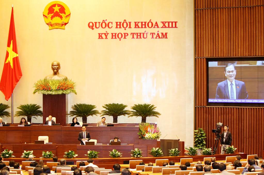 Câu hỏi có bao nhiêu công chức “sáng cắp ô đi tối cắp về” đã được đại biểu “truy” người đứng đầu ngành nội vụ.