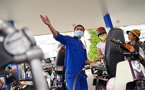 Ngay sau quyết định của liên bộ, Tập đoàn Xăng dầu Việt Nam (Petrolimex)
 công bố giảm giá xăng dầu với giá xăng Ron 92 giảm về 20.380 đồng/lít.