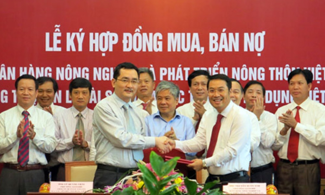 Lễ ký hợp đồng mua bán nợ xấu giữa ngân hàng Agribank và VAMC - Ảnh: TT.<br>