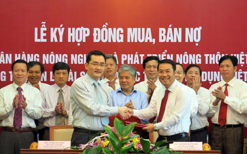 Lễ ký hợp đồng mua bán nợ xấu giữa ngân hàng Agribank và VAMC - Ảnh: TT.<br>