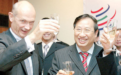 Một bức ảnh đáng nhớ 8 năm trước: Tổng giám đốc WTO Pascal Lamy nâng ly chúc mừng Phó thủ tướng kiêm Bộ trưởng Ngoại giao Phạm Gia Khiêm sau khi Việt Nam chính thức gia nhập WTO.<br>