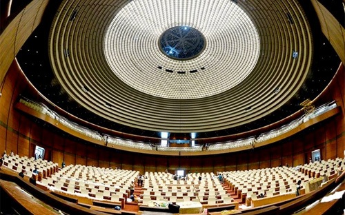 Nhà Quốc hội đã được đưa vào sử dụng từ tháng 9/2014 nhưng đến nay vẫn chưa thể bàn giao.<br>