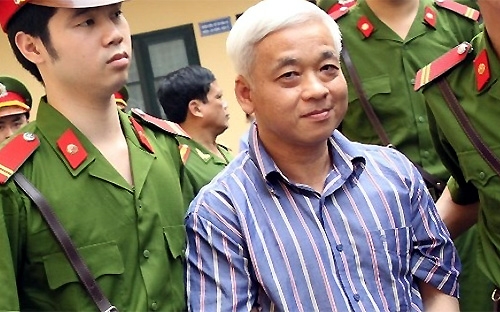 Đầu giờ chiều 16/4, phiên toà xử ông Nguyễn Đức Kiên (bầu Kiên) và các 
đồng phạm bất ngờ tuyên bố hoãn phiên xử, với lý do là sự vắng mặt của 
ông Trần Xuân Giá. Tuy nhiên, sáng cùng ngày tại tòa, bị cáo Kiên đã đề 
nghị tòa vẫn xét xử các tội danh không liên quan đến ông Giá.